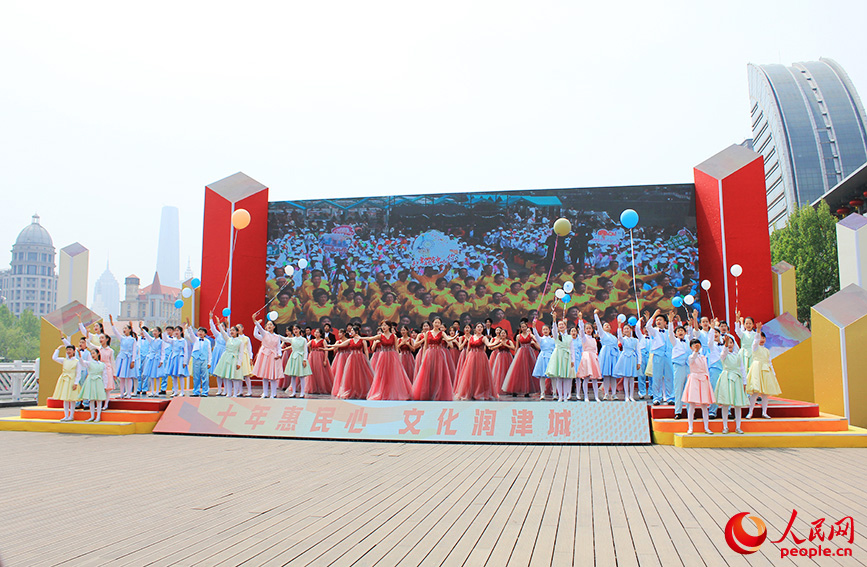 台上台下互动。人民网记者 张静淇摄